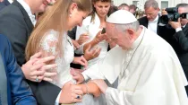 El Papa bendice a una mujer embarazada. Foto: L'Osservatore Romano