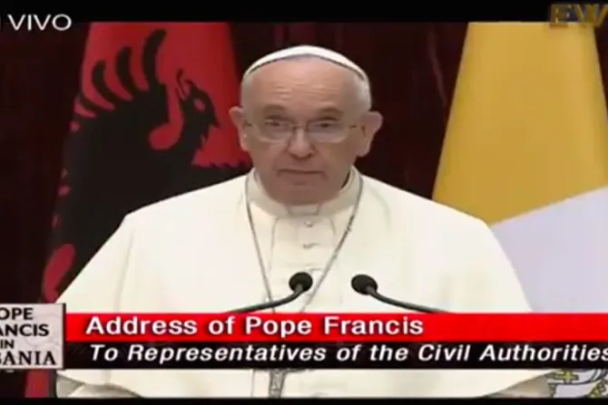 El Papa Francisco llegó a Albania en su primera visita a un país europeo