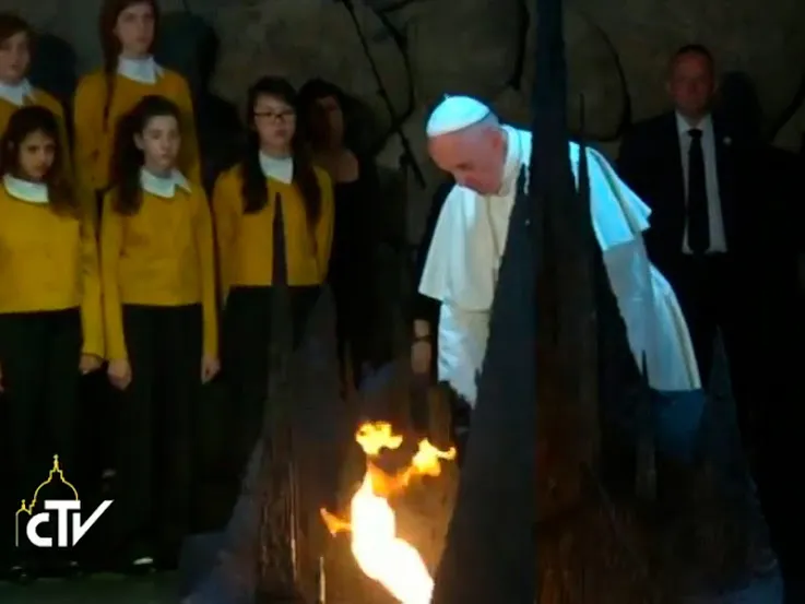 El Papa Francisco enciende la llama votiva / Foto: Captura Youtube (CTV)?w=200&h=150