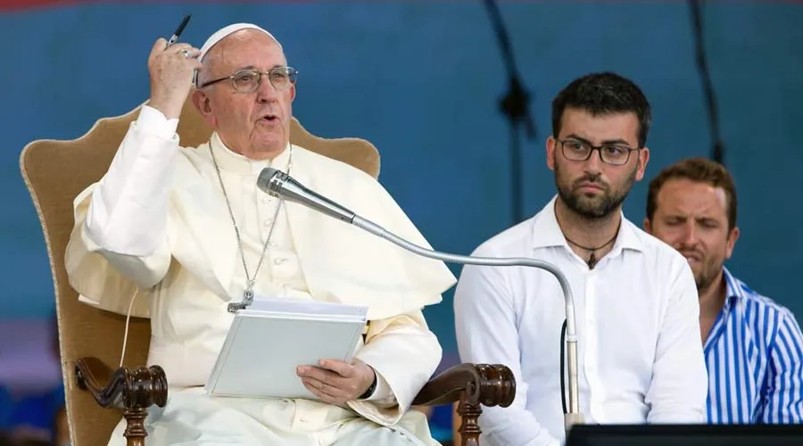 Papa Francisco invita a “soñar a lo grande” a 70.000 jóvenes de Italia reunidos en Roma