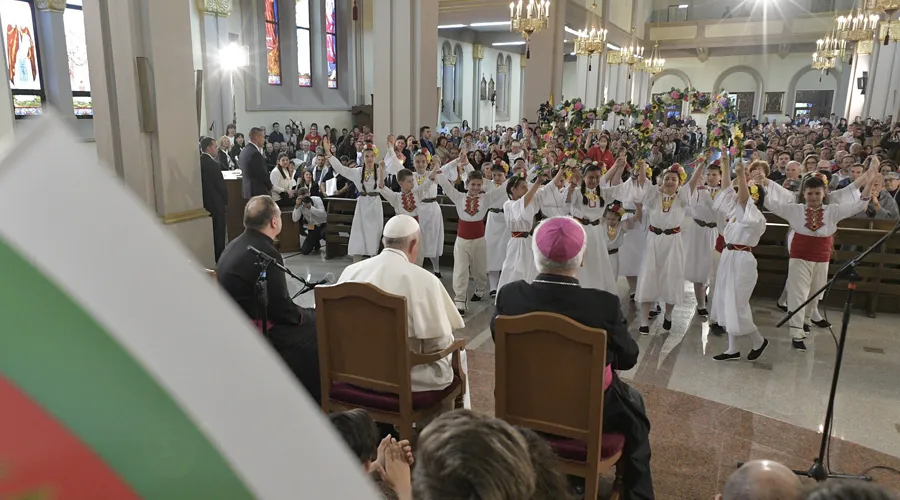 El Papa Francisco con la comunidad católica en Bulgaria. Foto: Vatican Media?w=200&h=150