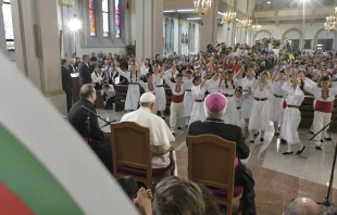 El Papa Francisco con la comunidad catu00f3lica en Bulgaria. Foto: Vatican Media 