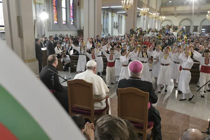 Papa Francisco pide a los católicos de Bulgaria ser talleres de esperanza