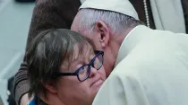 Papa Francisco y un joven con síndrome de Down / Crédito: Lucía Ballester - ACI Prensa