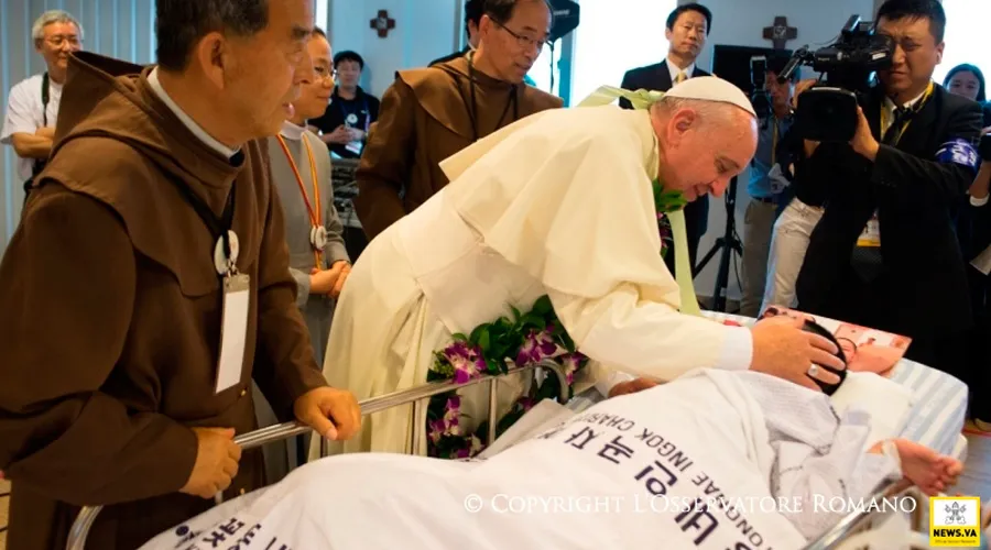 Papa Francisco visitando a un enfermo / Foto: L'Osservatore Romano