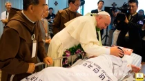Papa Francisco visitando a un enfermo / Foto: L'Osservatore Romano
