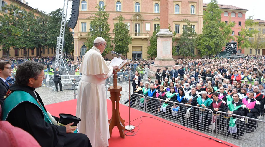 El Papa con los estudiantes. Foto: L'Osservatore Romano