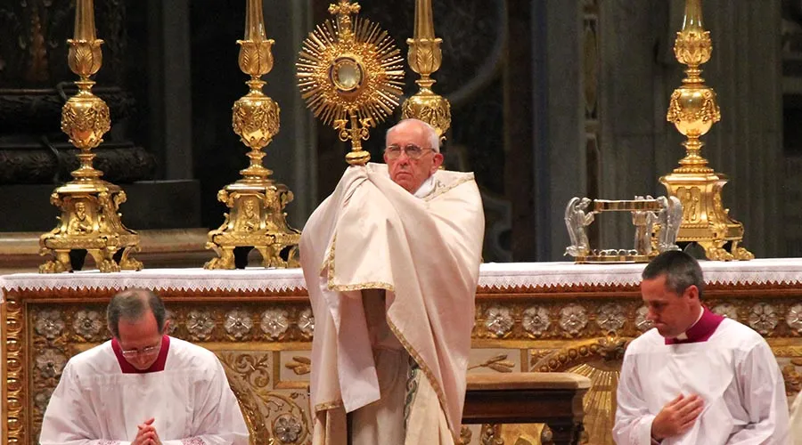 Papa Francisco sostiene la Eucaristía para Adoración, en junio de 2013. Foto: Alan Holdren / ACI Prensa.?w=200&h=150