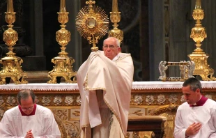 Papa Francisco sostiene la Eucaristu00eda para Adoraciu00f3n, en junio de 2013. Foto: Alan Holdren / ACI Prensa. 
