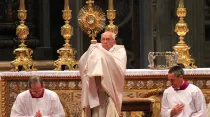 Papa Francisco sostiene la Eucaristía para Adoración, en junio de 2013. Foto: Alan Holdren / ACI Prensa.