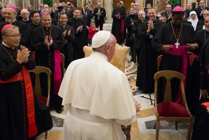 El Papa pide a los fieles estar siempre en misión para transformar la Iglesia desde dentro