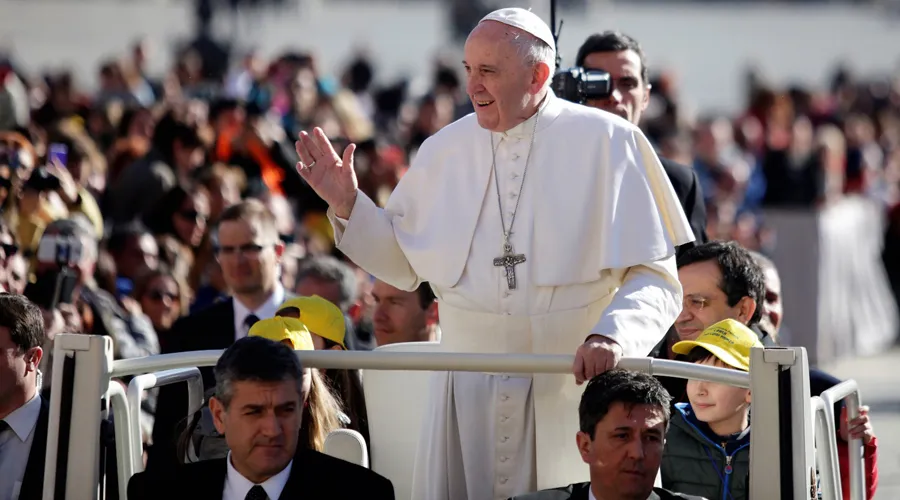 El Papa saluda a los fieles durante la Audiencia. Foto: Lucía Ballester / ACI Prensa?w=200&h=150