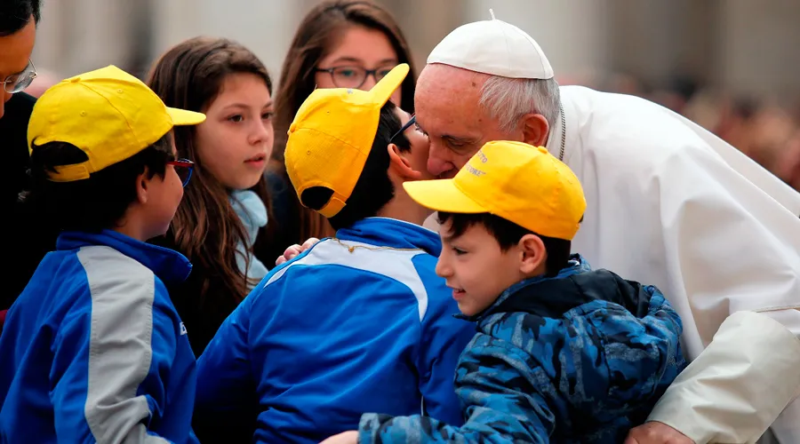 El Papa saluda a unos niños a su llegada a la Audiencia General. Foto: Lucía Ballester / ACI Prensa?w=200&h=150