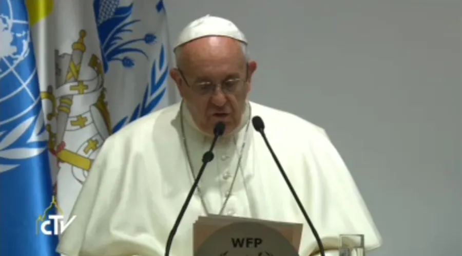 El Papa lee el discurso en el Programa Alimentario Mundial. Foto: Captura Youtube