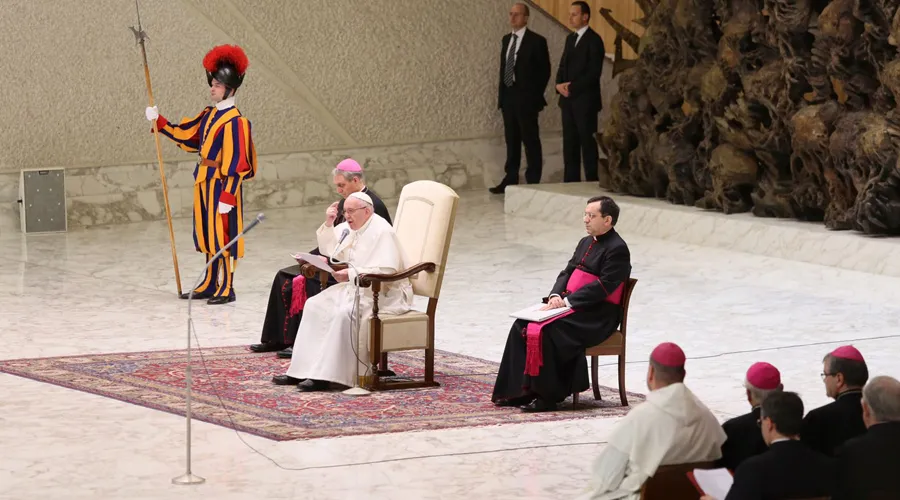 El Papa ofrece su catequesis en la Audiencia General. Foto: Daniel Ibáñez / ACI Prensa?w=200&h=150