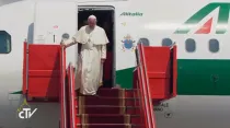 El Papa desciende del avión a su llegada a Armenia. Crédito: Captura Youtube