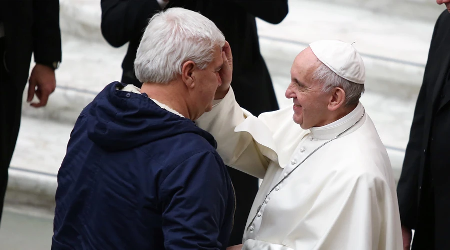 El Papa bendice a un peregrino durante la Audiencia. Foto: Lucía Ballester / ACI Prensa?w=200&h=150