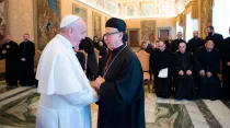Papa Francisco junto con miembros del Colegio Maronita de Roma. Foto: Vatican Media