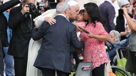 Solo desde el amor en la familia se puede regenerar el mundo, afirma el Papa