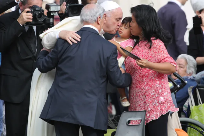 Solo desde el amor en la familia se puede regenerar el mundo, afirma el Papa