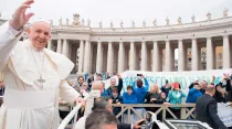 El Papa saluda a los peregrinos. Foto: Vatican Media