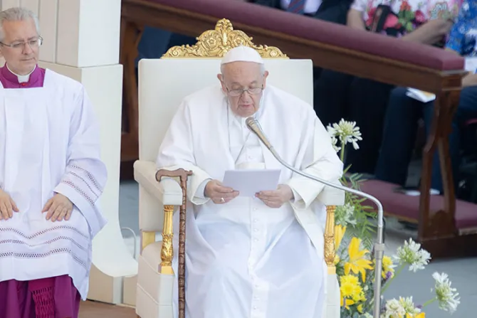 Papa Francisco a los esposos: Hoy más que nunca debemos defender a la familia