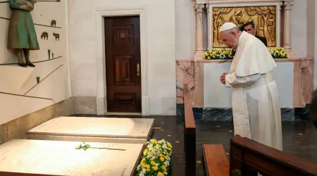 VIDEO y FOTO: Papa Francisco reza ante las tumbas de los pastorcitos de Fátima