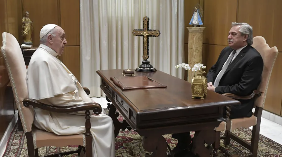 Papa Francisco con Alberto Fernández en el Vaticano. Foto: Vatican Media