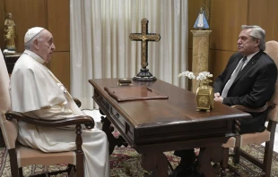 Papa Francisco con Alberto Fernu00e1ndez en el Vaticano. Foto: Vatican Media 
