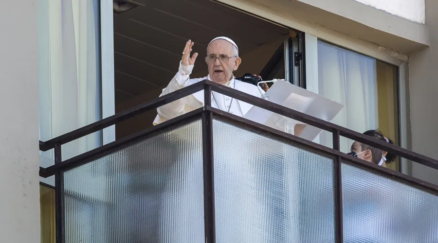 Papa Francisco durante el rezo del Ángelus en el Gemelli. Foto: Pablo Esparza / ACI Prensa