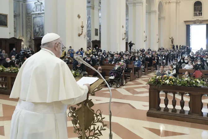 Papa en Asís: Pidamos al Señor que nos ayude a encontrar siempre la serenidad y la alegría