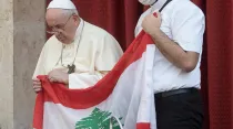 Imagen referencial. Papa Francisco con bandera del Líbano en 2020. Foto: Vatican Media