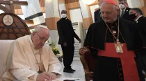Imagen referencial. Cardenal Sako con el Papa en Irak. Foto: Vatican Media