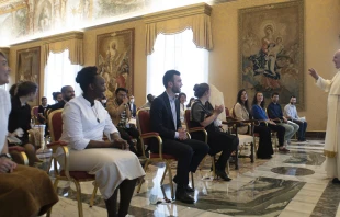 El Papa Francisco con miembros de Chemin Neuf. Foto: Vatican Media 