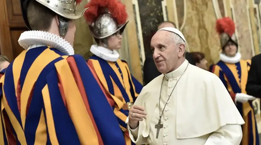 Papa Francisco con la Guardia Suiza en 2015. Foto: Vatican Media