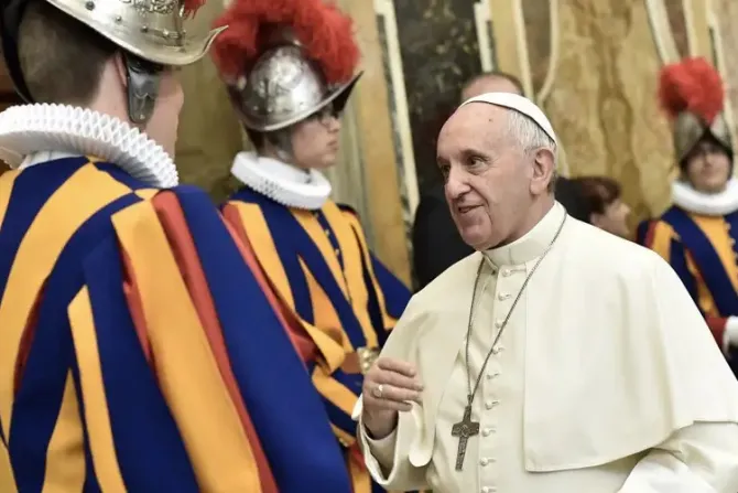 Papa Francisco invita a Guardia Suiza a responder plenamente a la llamada de Cristo