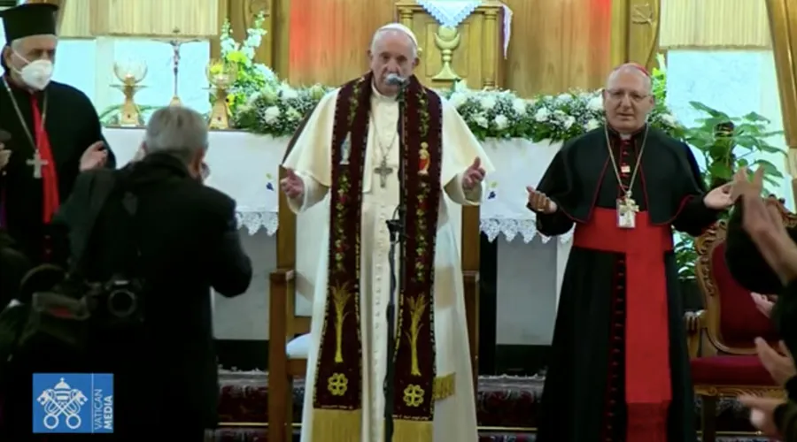 Papa Francisco reza Padrenuestro con la estola hecha en Qaraqosh. Foto: Captura