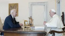 Papa Francisco con Joe Biden. Foto: Vatican Media 