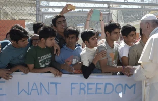 Papa Francisco con migrantes. (Imagen de archivo). Foto: Vatican Media 