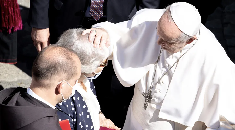 Papa con Lidia Maksymowicz. Foto: Daniel Ibáñez / ACI Prensa?w=200&h=150