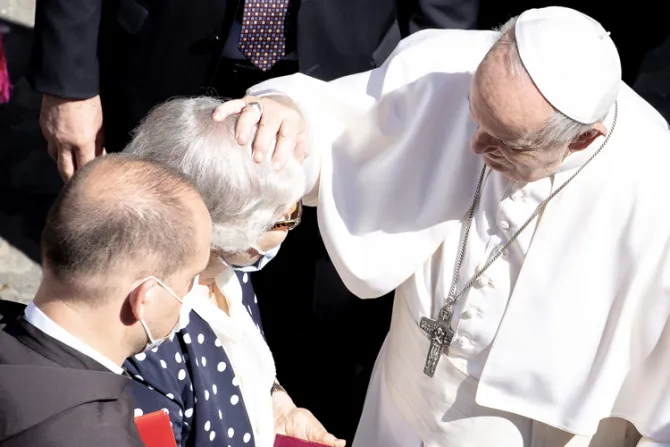 El Papa saluda en el Vaticano a sobreviviente del holocausto