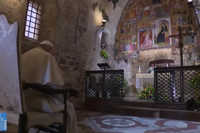 El Papa Francisco reza en silencio en la Porciúncula de Asís