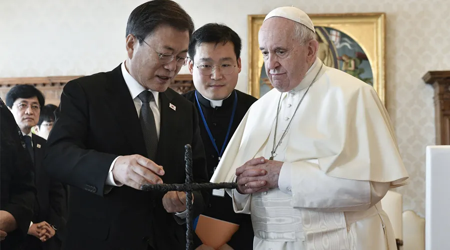 Papa Francisco con presidente coreano Moon Jae-in. Foto: Vatican Media