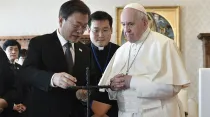 Papa Francisco con presidente coreano Moon Jae-in. Foto: Vatican Media