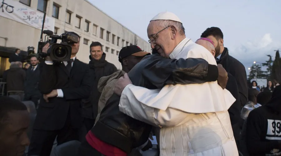 Imagen referencial. Papa Francisco con migrantes en 2016. Foto: Vatican Media