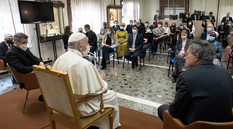 Papa Francisco visita a trabajadores del Dicasterio para la Comunicación del Vaticano