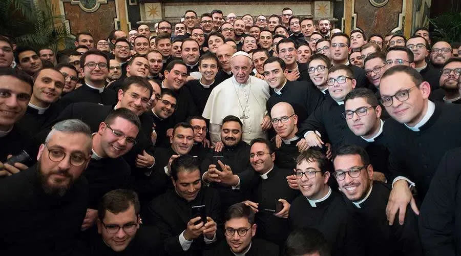 Imagen referencial. Papa Francisco con seminaristas en 2017. Foto: Vatican Media