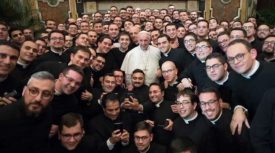 Imagen referencial. Papa Francisco con seminaristas en 2017. Foto: Vatican Media?w=200&h=150