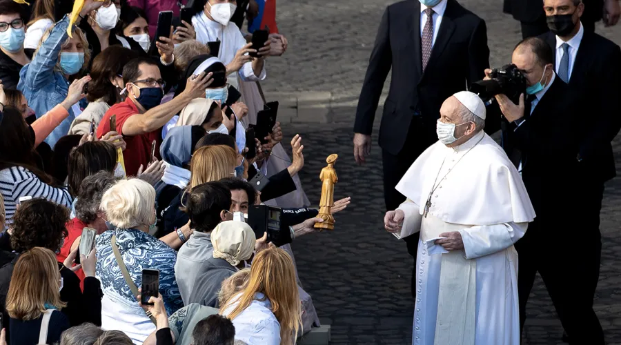 Papa Francisco: La oración no es una varita mágica, sino diálogo con el Señor