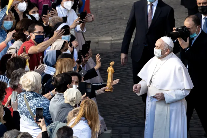 Papa Francisco: La oración no es una varita mágica, sino diálogo con el Señor